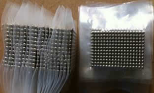 Magnetica balls pisae in plastic saccis